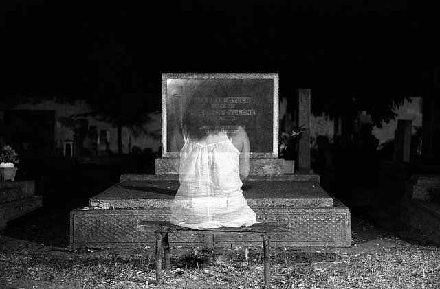 Duch kobiety na cmentarzu