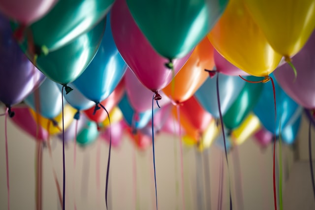 Latające kolorowe balony imprezowe