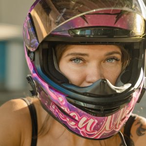 kobieta w kasku motocyklowym