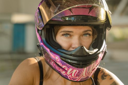 kobieta w kasku motocyklowym