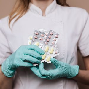 Lekarka trzymająca antybiotyki