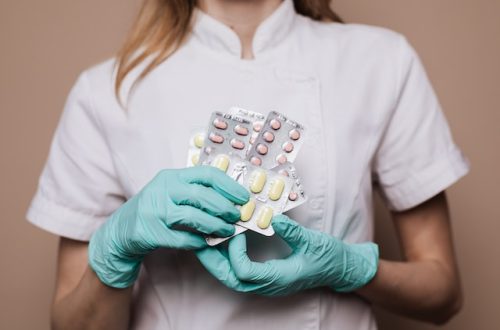 Lekarka trzymająca antybiotyki