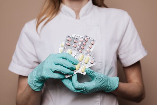 Lekarka trzymająca antybiotyki