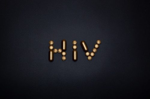 Napis HIV ułożony ze złotych tabletek