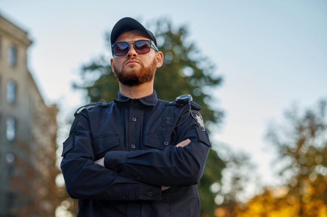 policjant w mundurze