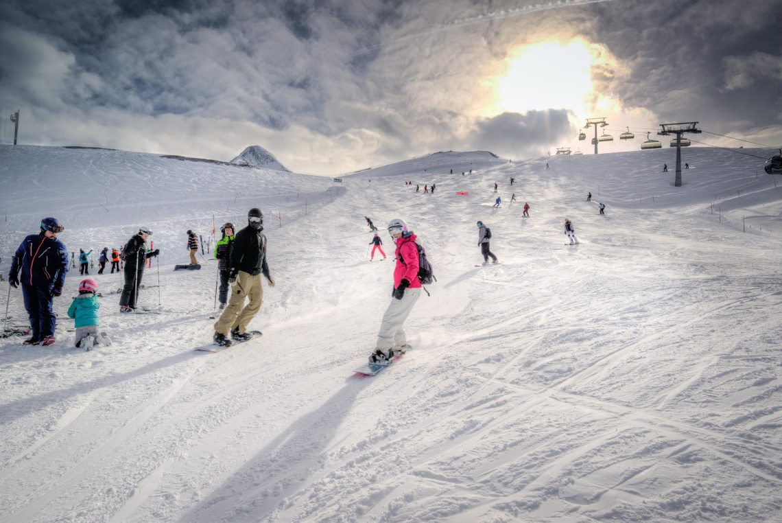 Zjazd ze stoku na snowboardzie