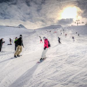 Zjazd ze stoku na snowboardzie