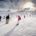 Zjazd ze stoku na snowboardzie