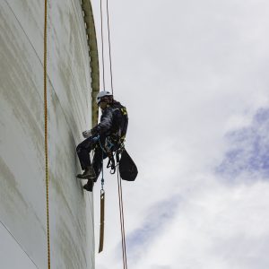 Pracownik alpinistyczny w trakcie pracy