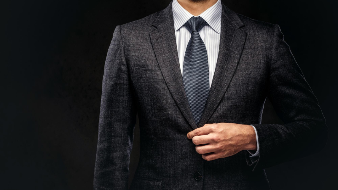 mężczyna w czarnym garniturze