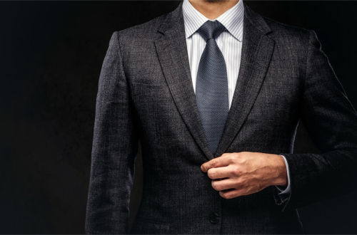 mężczyna w czarnym garniturze