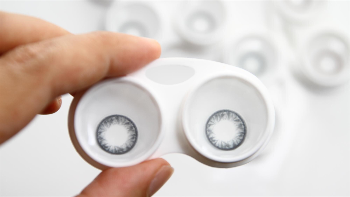 soczewki kontaktowe w opakowaniu