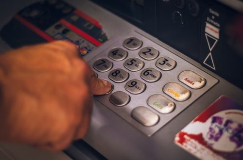 korzystanie z bankomatu