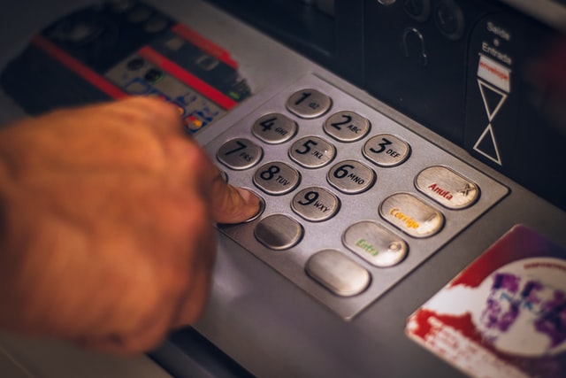 korzystanie z bankomatu