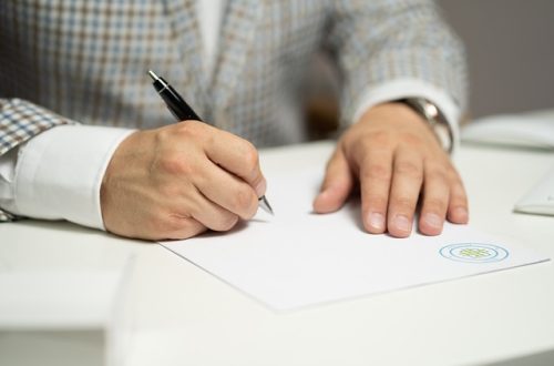 Mężczyzna podpisujący dokumenty