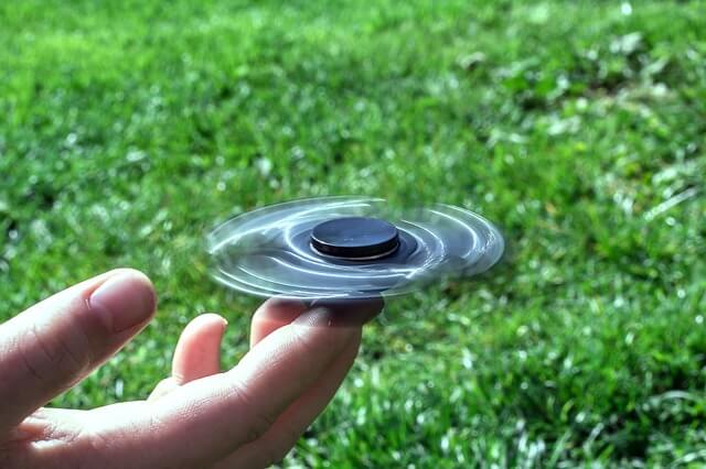 Fidget spinner na ręce