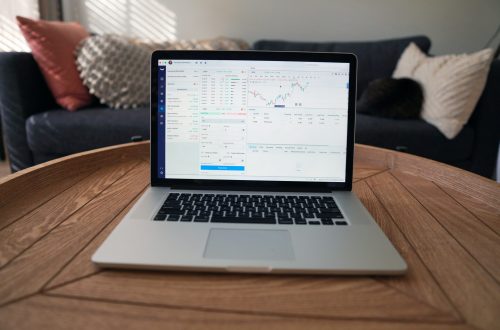 laptop na biurku