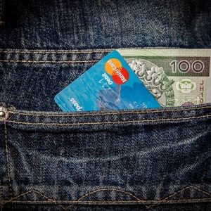 Kieszeń spodni z pieniędzmi i kartą kredytową