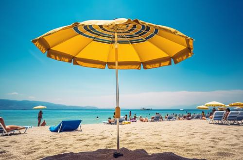 Żółty parasol na słonecznej plaży