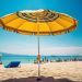 Żółty parasol na słonecznej plaży