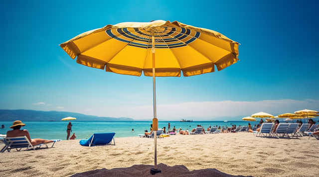Żółty parasol na słonecznej plaży