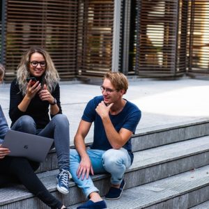 studenci siedzą na schodach