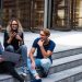 studenci siedzą na schodach