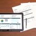 Tablet i dokumenty z notowaniami obligacji na giełdzie